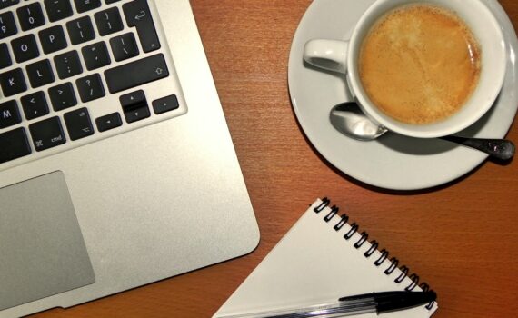 laptop-desk-writing-coffee-pen-notepadT